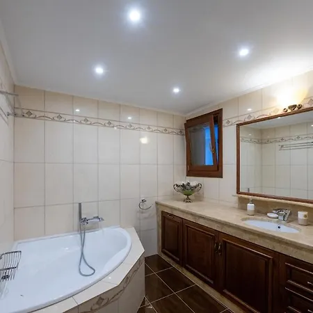 Villa Aura Sea & Shadow Villa, - 4br By μρs Aigio